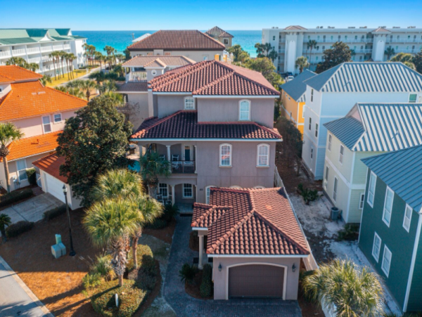 Luxurious Coastal Retreat in Miramar Beach - 7-Bedroom Home Near Beach